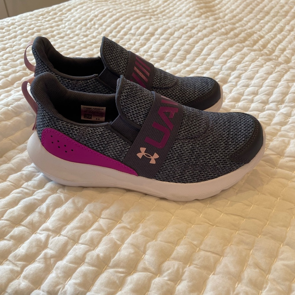 Under Armour Girl’s Surge 3 Running shoes - size 3 NWOT